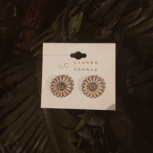 ✨INCLUDES 6 PAIRS TOTAL Lauren Conrad Flower studs
